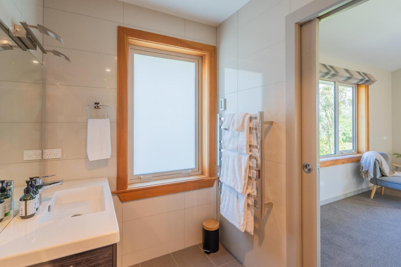 Anam Cara Gardens Luxury Villa Private Bedrooms And Ensuite Bathrooms Sleeps 9 Otaki Exterior foto