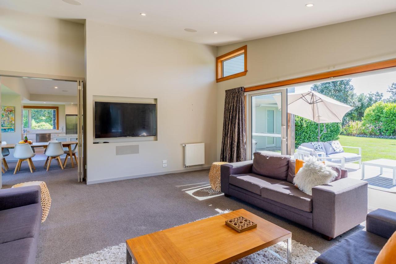 Anam Cara Gardens Luxury Villa Private Bedrooms And Ensuite Bathrooms Sleeps 9 Otaki Exterior foto