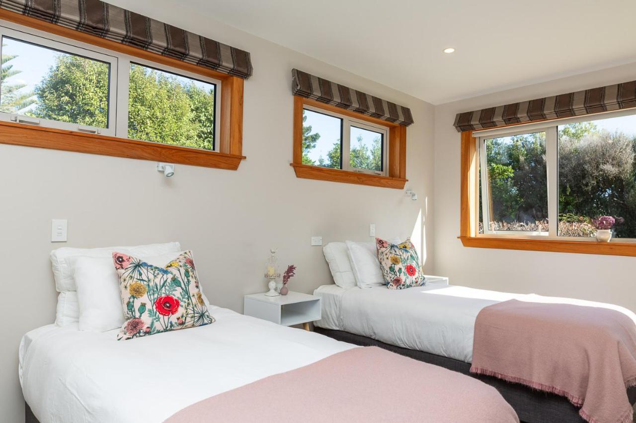 Anam Cara Gardens Luxury Villa Private Bedrooms And Ensuite Bathrooms Sleeps 9 Otaki Exterior foto